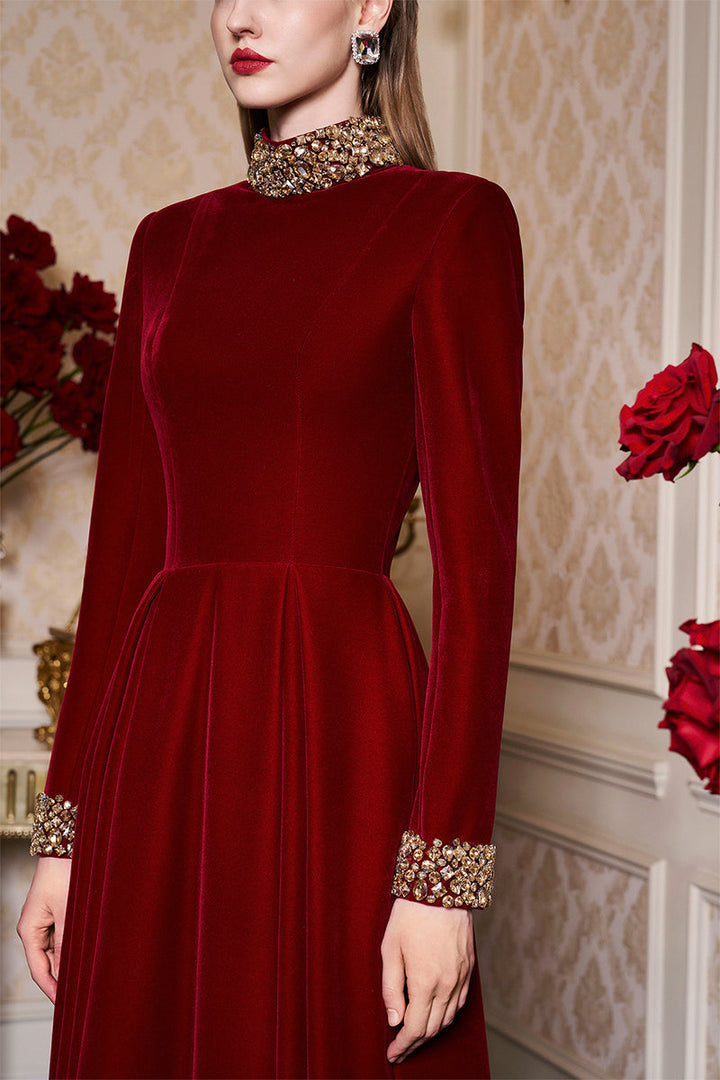 فستان مخملي برقبة عالية وأساور مزينة – رويال