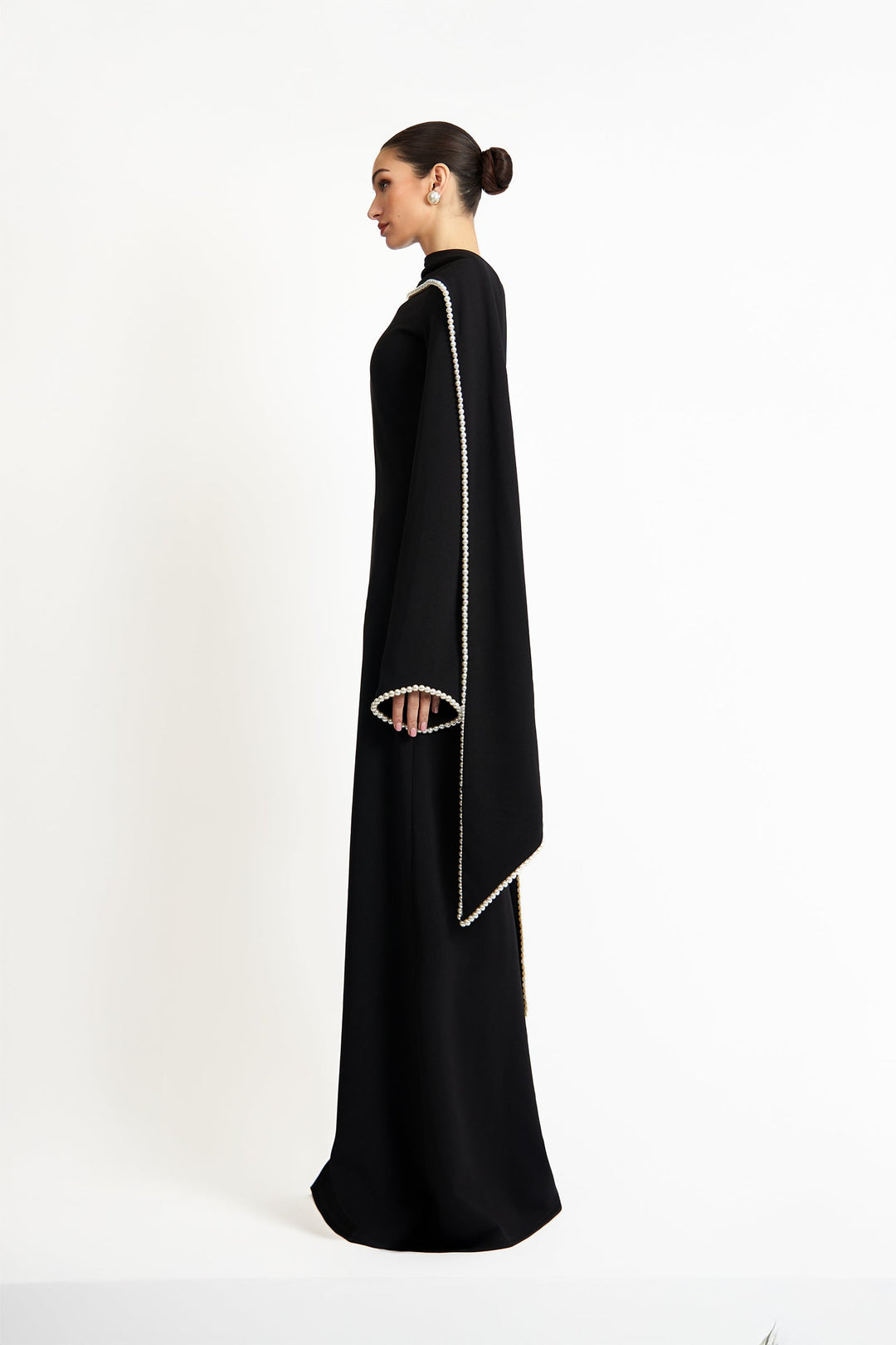 فستان بأكمام طويلة مع عباءة منسدلة مزينة باللؤلؤ – نعمة العاج