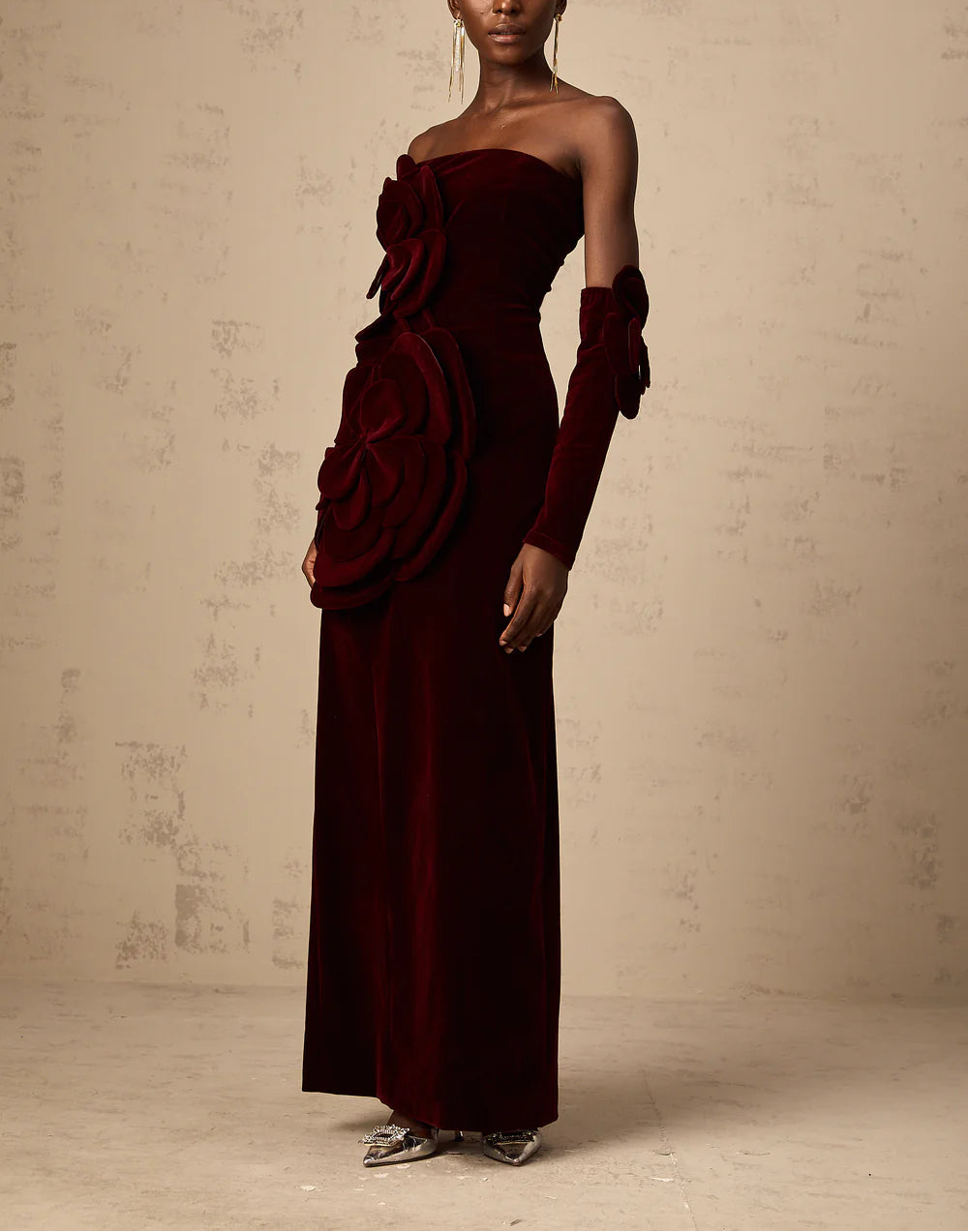 strapless velvet column dress with sculpted floral appliqué – BORDEAUX