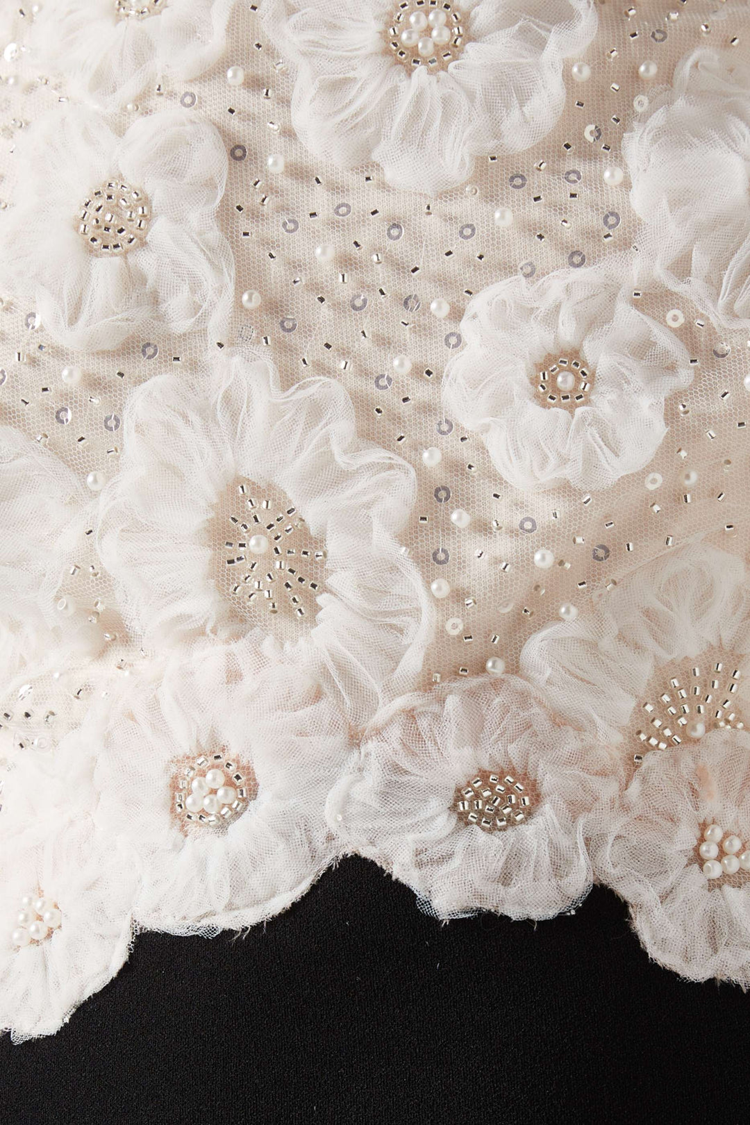 فستان مكشوف الكتفين مع صدّار من الدانتيل المطرّز – نوار