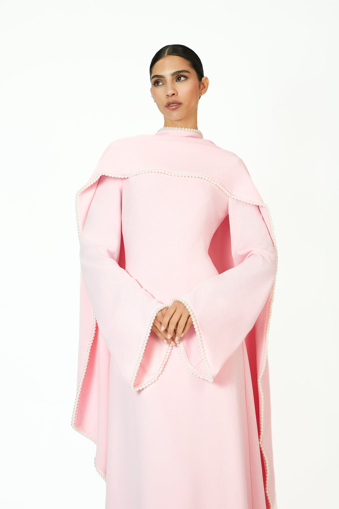 فستان بأكمام طويلة مع عباءة منسدلة مزينة باللؤلؤ – نعمة العاج