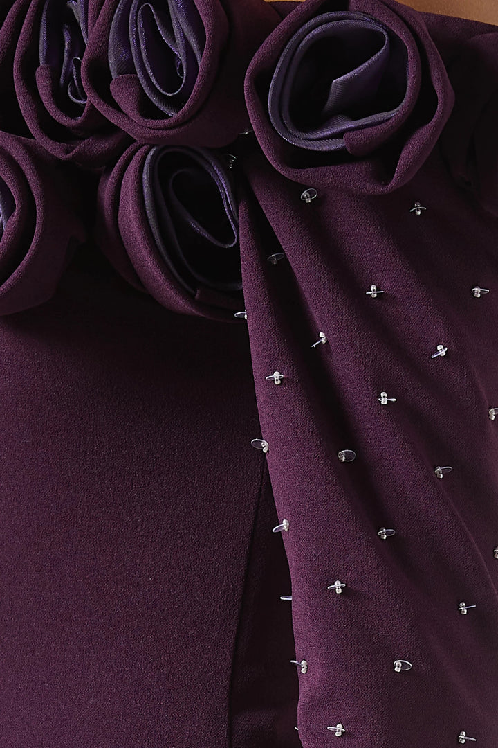 فستان مكشوف الكتفين مع رقبة مزينة بالزهور – الجمشت