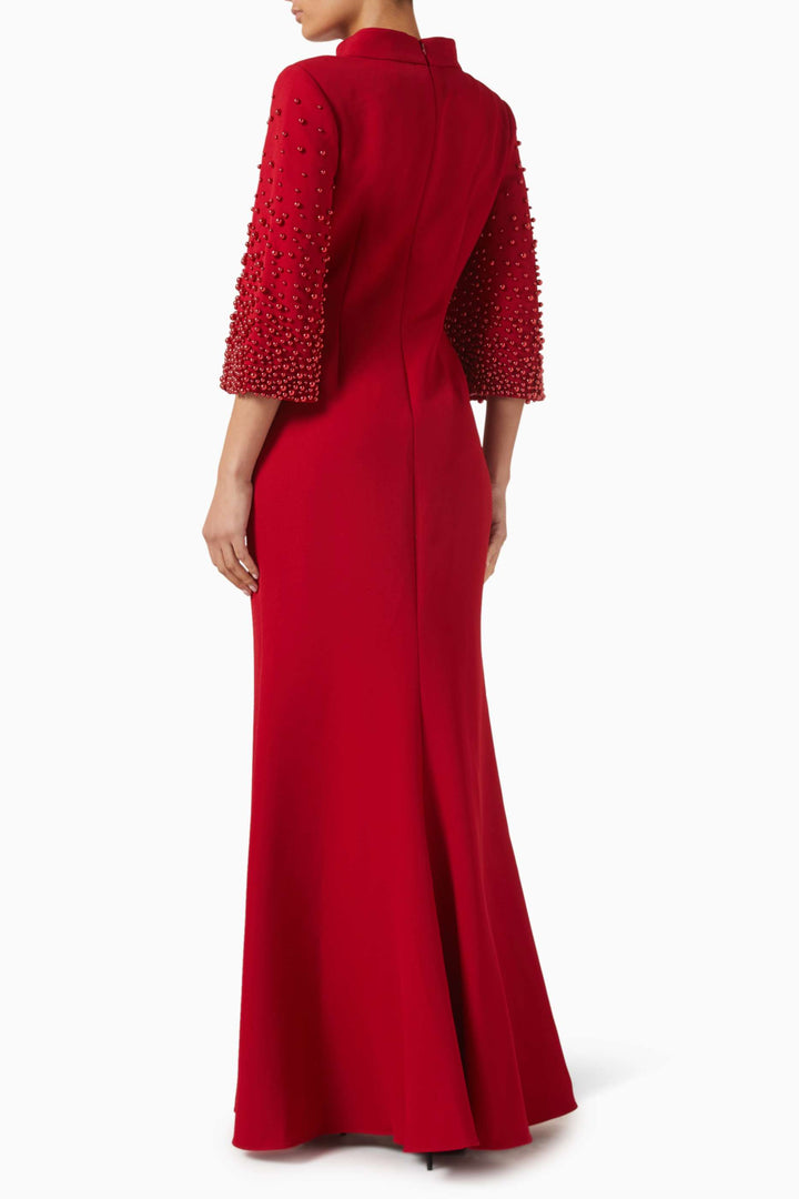 فستان عمودي بأكمام من الخرز وفتحة رقبة عالية – سكارليتا