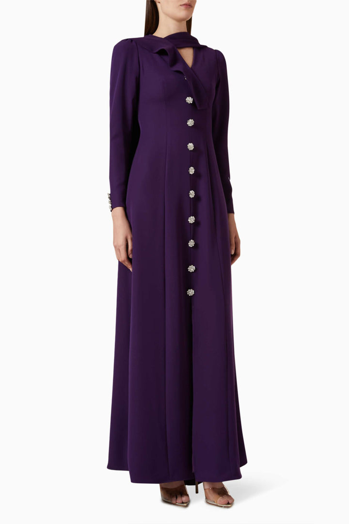 فستان بفتحة رقبة منسدلة وأزرار مرصعة بالجواهر – عاجي