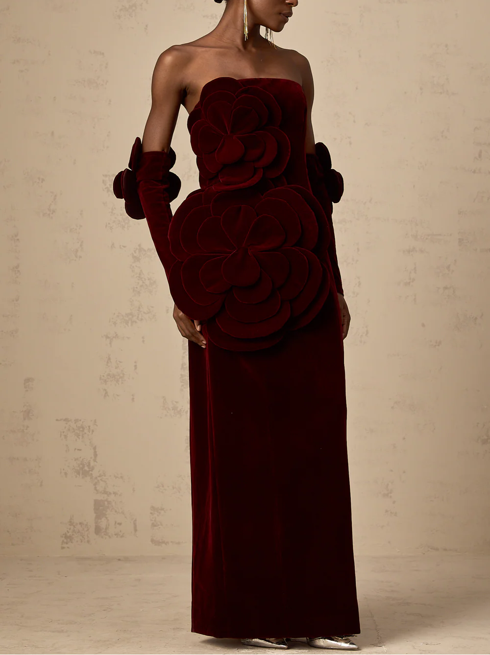 strapless velvet column dress with sculpted floral appliqué – BORDEAUX