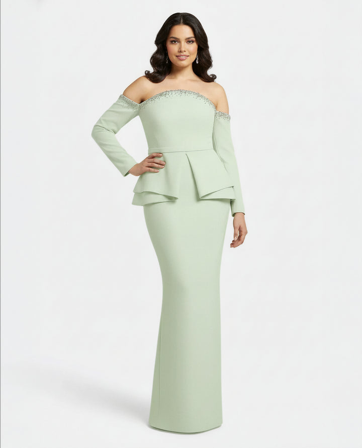 فستان مكشوف الكتفين مع رقبة مزينة وطبقات من الببلوم – مينتيل