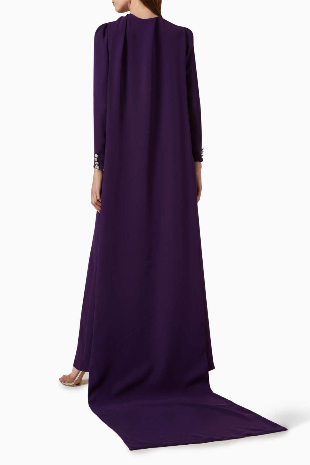 فستان بفتحة رقبة منسدلة وأزرار مرصعة بالجواهر – عاجي