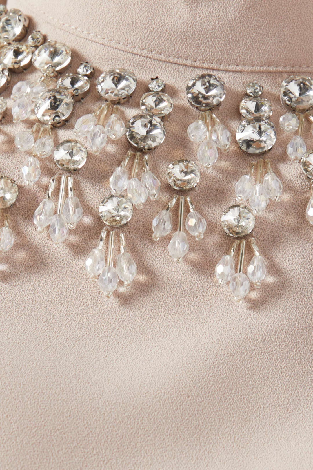 فستان مزين برقبة عالية وقصة A – سيليست