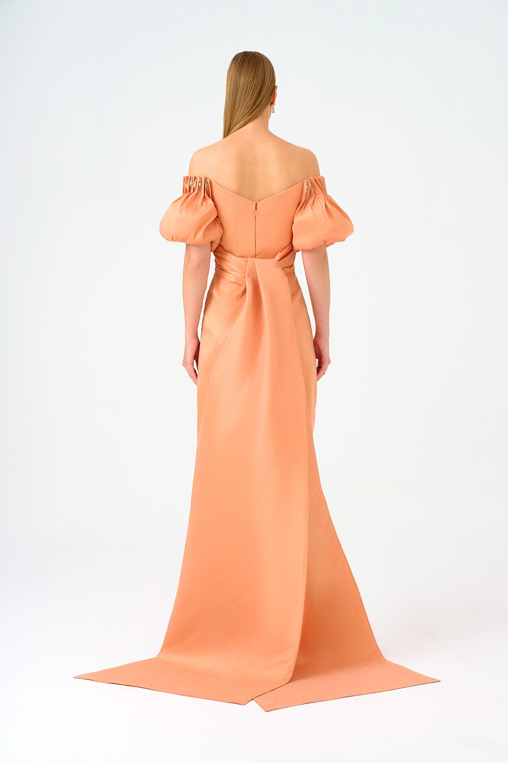 فستان ساتان مكشوف الكتفين بأكمام منفوخة – أوريليا