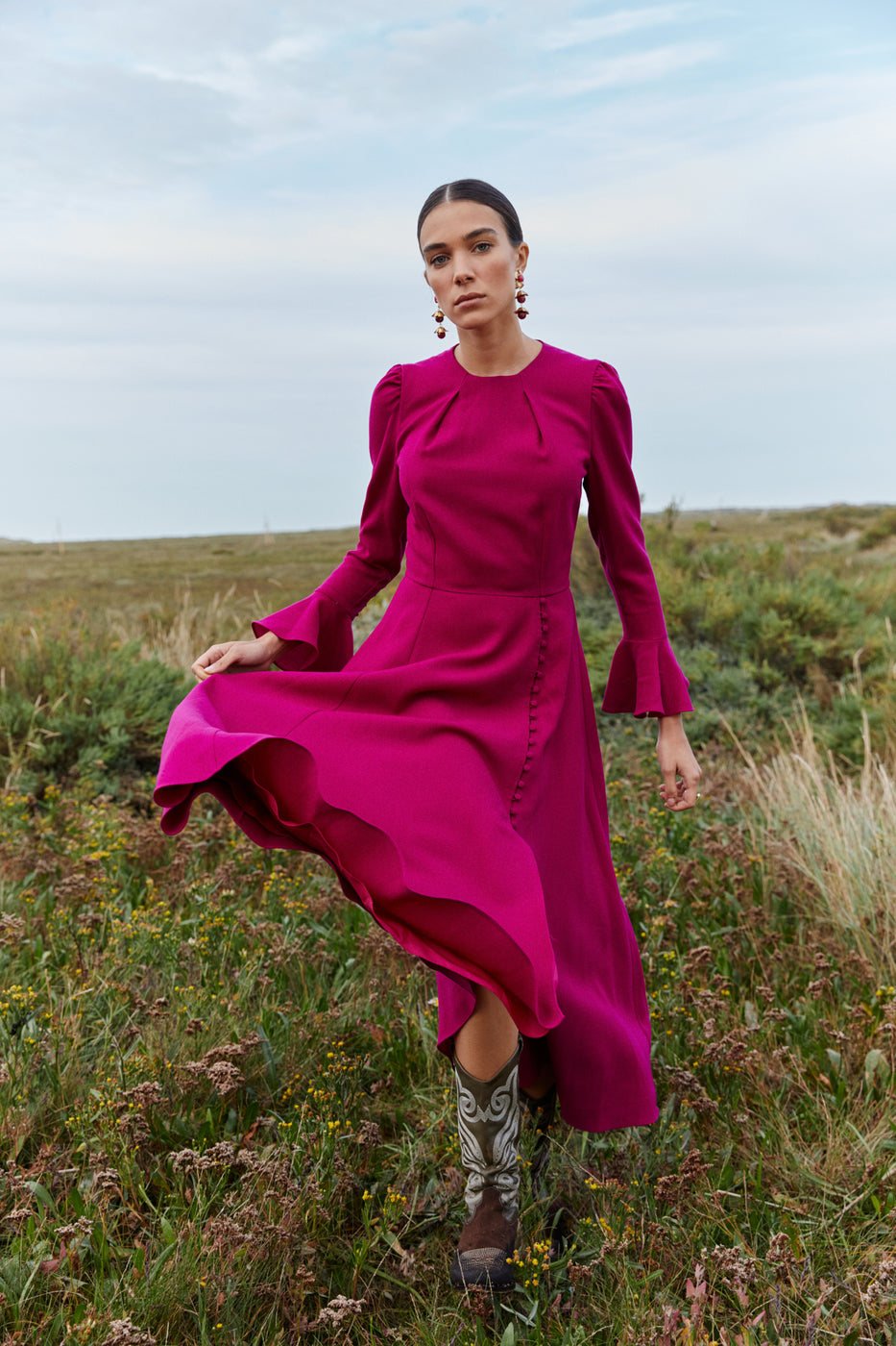 فستان متوسط ​​الطول بأكمام واسعة وصدرية مطوية – سايلا