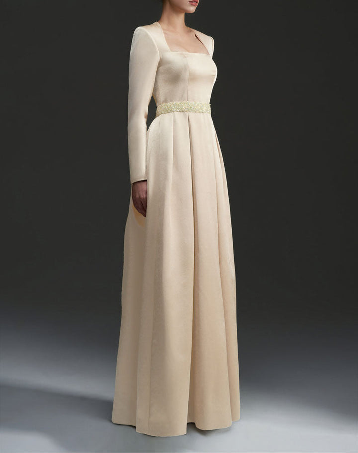 فستان ساتان برقبة مربعة وخصر مزين – إليانا