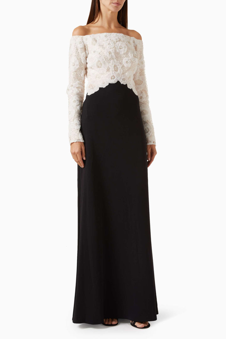 فستان مكشوف الكتفين مع صدّار من الدانتيل المطرّز – نوار