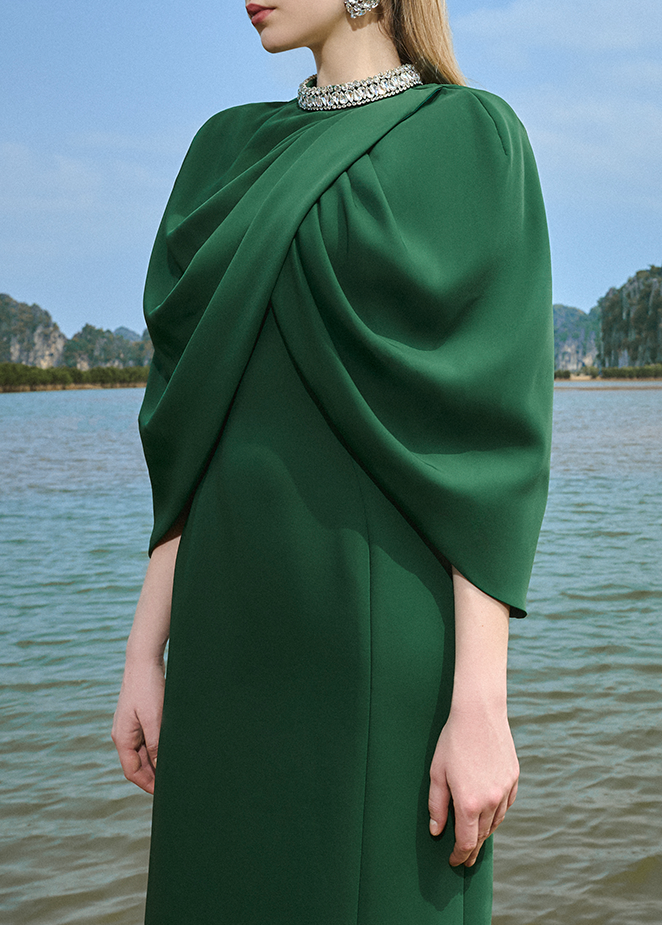 فستان عمودي برقبة عالية مع غطاء رأس منسدل – فيرديه