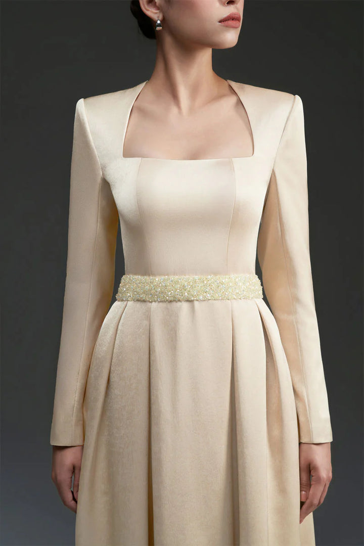 فستان ساتان برقبة مربعة وخصر مزين – إليانا