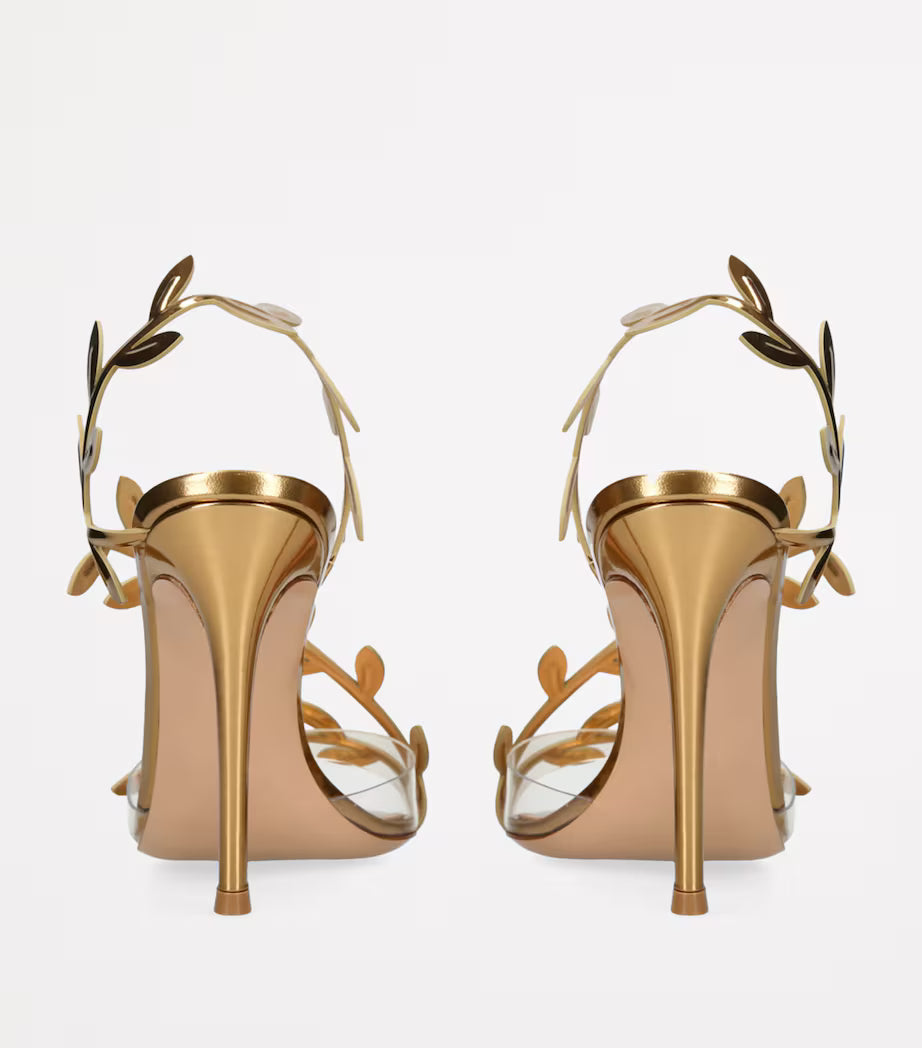 صندل بكعب عالٍ ومقدمة مدببة وأشرطة على شكل أوراق العنب – أوريازو