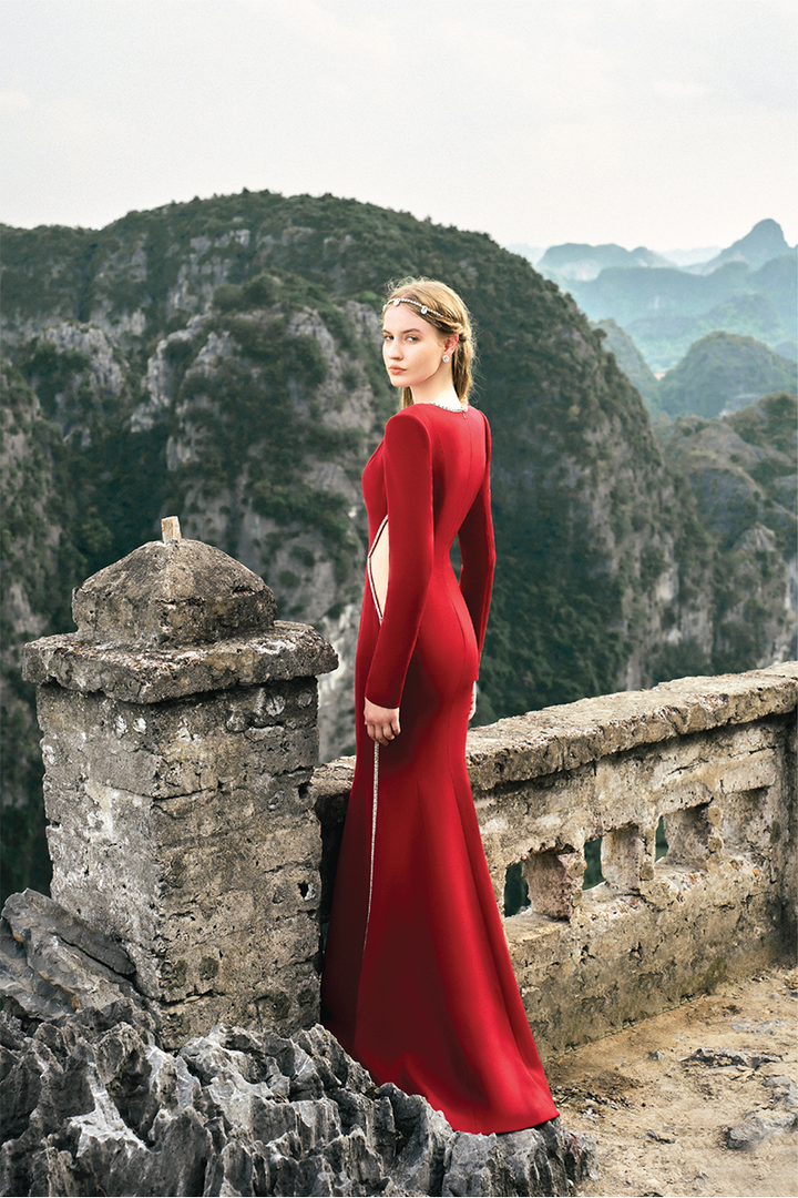 فستان حورية البحر بأكمام طويلة وفتحات على شكل حرف V مبطنة بالكريستال – الصفاء