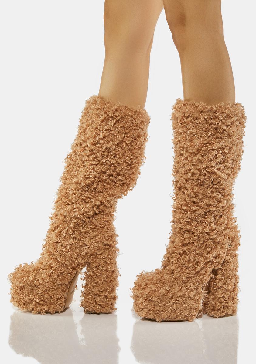 أحذية طويلة تصل إلى الركبة بكعب عالي وفرو صناعي مجعد - برينكلي