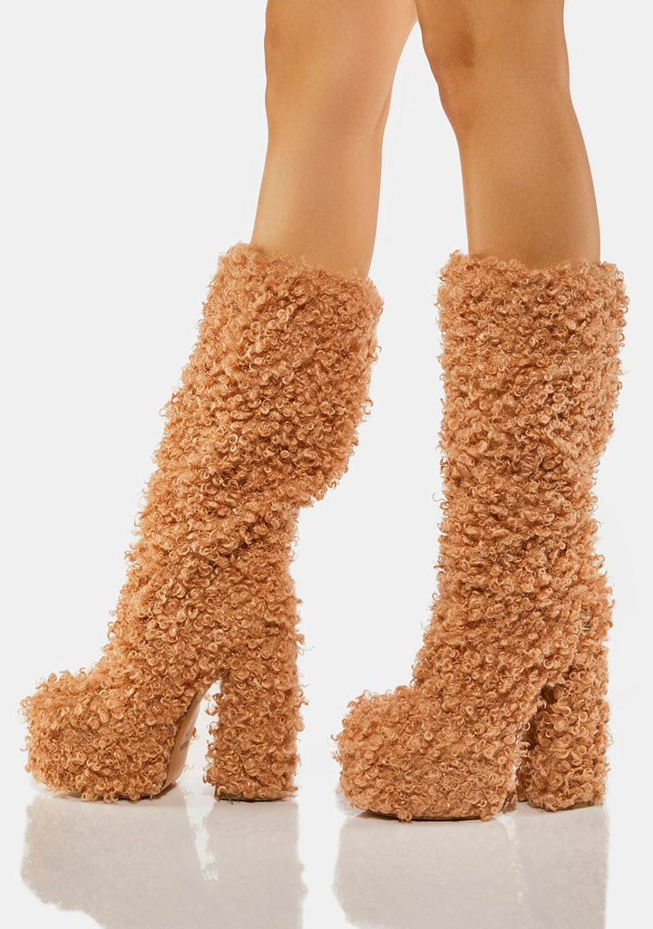 أحذية طويلة تصل إلى الركبة بكعب عالي وفرو صناعي مجعد - برينكلي