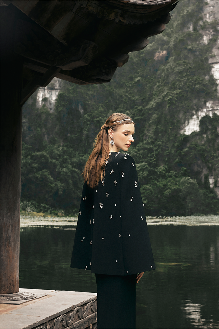 سترة مزينة بغطاء للرأس مع فستان عمودي متناسق – نوار