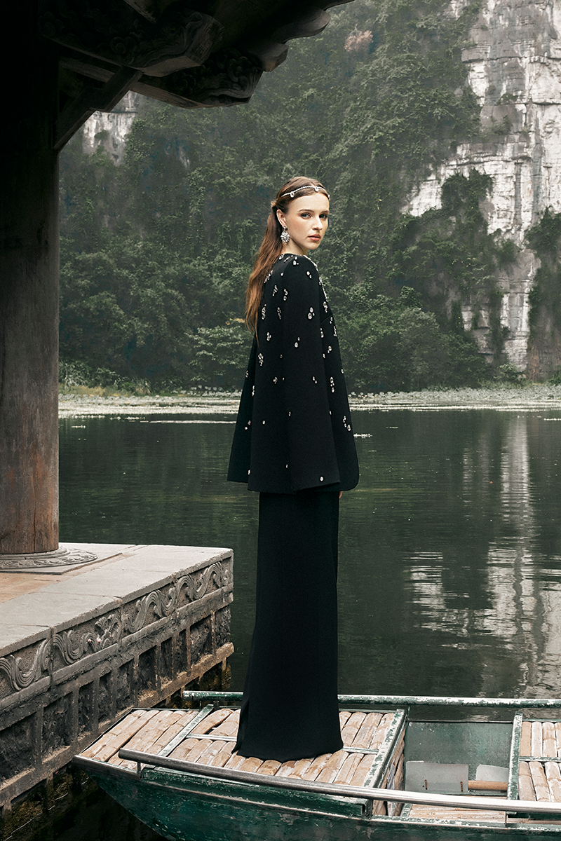 سترة مزينة بغطاء للرأس مع فستان عمودي متناسق – نوار