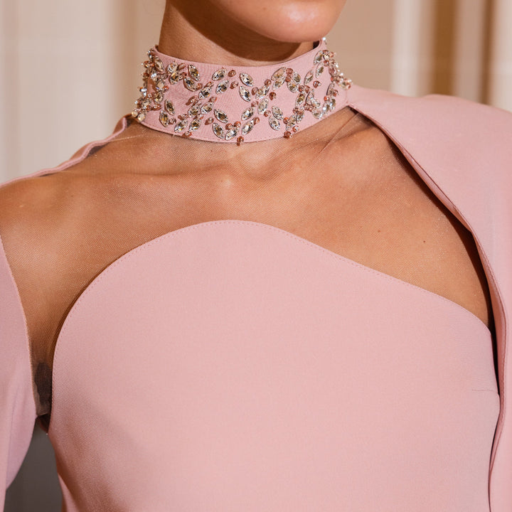 فستان بتصميم غير متماثل مع ياقة منحوتة – أميليا