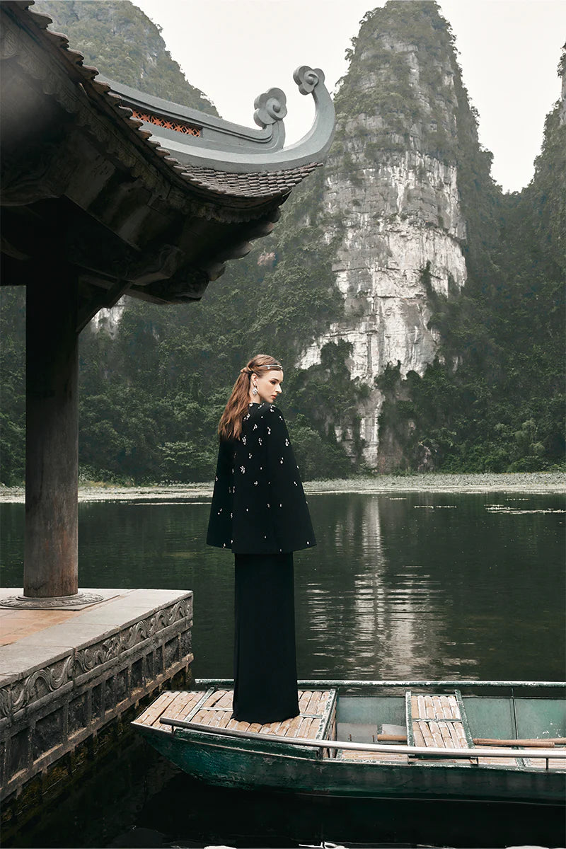 سترة مزينة بغطاء للرأس مع فستان عمودي متناسق – نوار