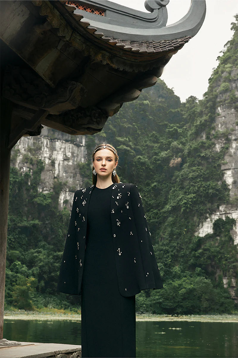 سترة مزينة بغطاء للرأس مع فستان عمودي متناسق – نوار