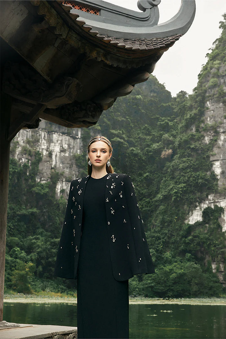 سترة مزينة بغطاء للرأس مع فستان عمودي متناسق – نوار