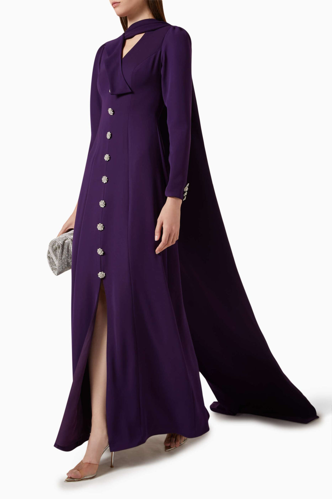 فستان بفتحة رقبة منسدلة وأزرار مرصعة بالجواهر – عاجي