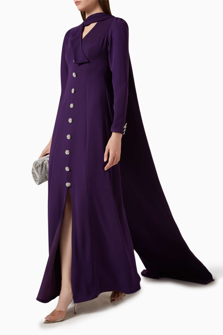 فستان بفتحة رقبة منسدلة وأزرار مرصعة بالجواهر – عاجي