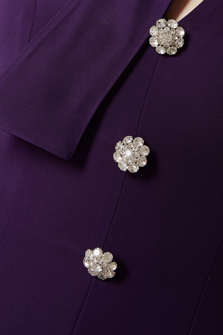 فستان بفتحة رقبة منسدلة وأزرار مرصعة بالجواهر – عاجي