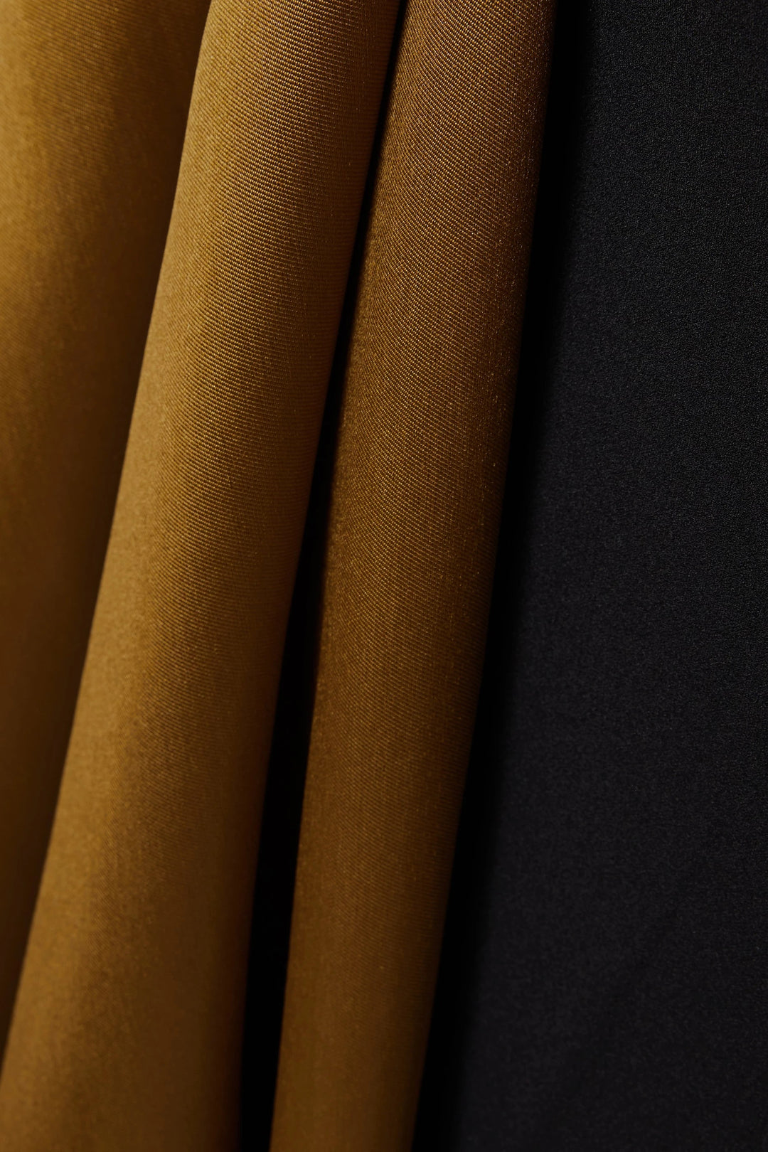 فستان ساتان بفتحة رقبة على شكل حرف V مع طبقة خارجية منسدلة – القرمزي