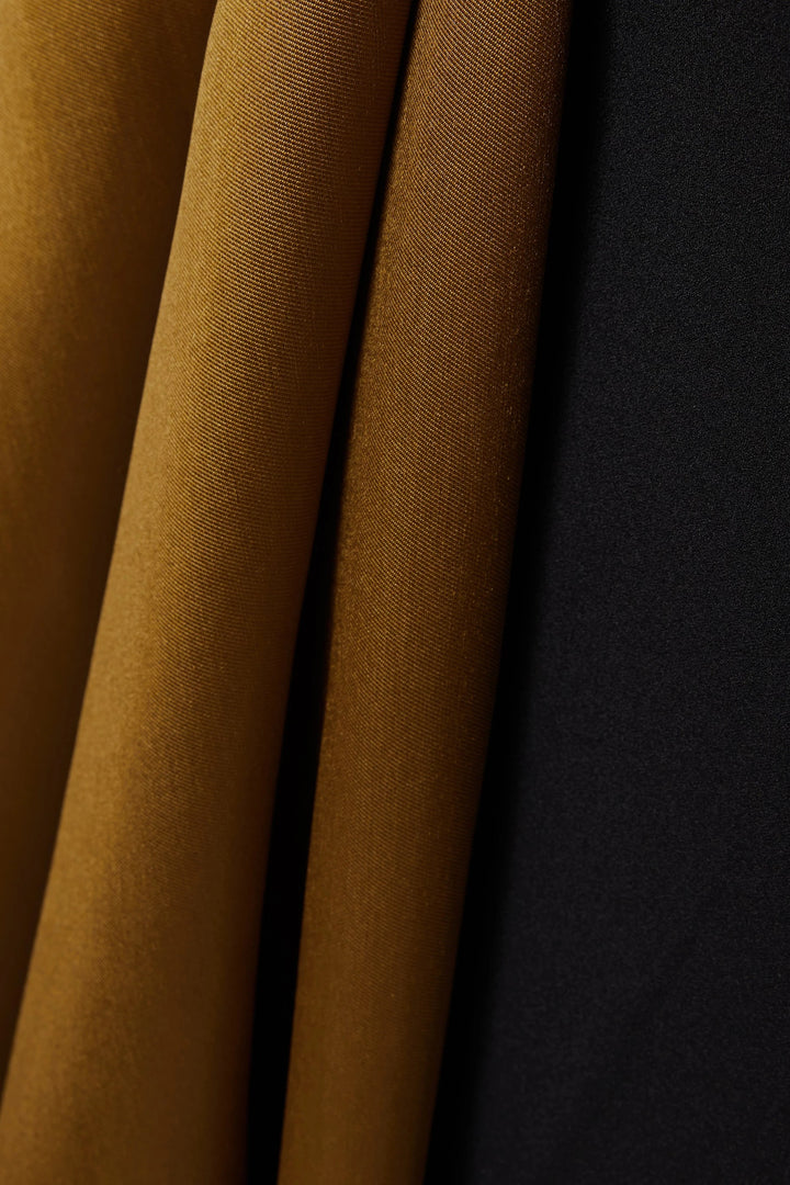 فستان ساتان بفتحة رقبة على شكل حرف V مع طبقة خارجية منسدلة – القرمزي