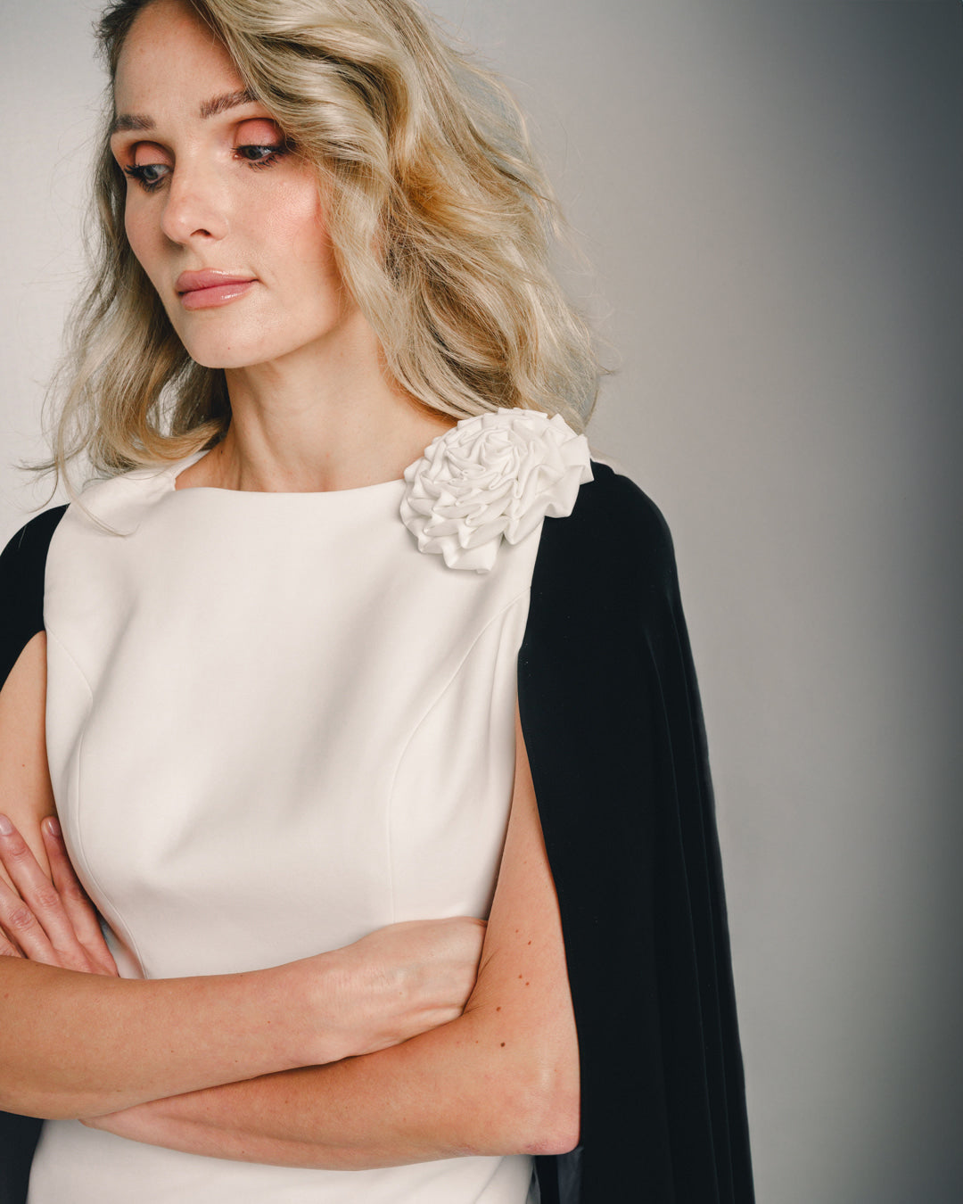 فستان عمودي بلونين بأكمام واسعة منسدلة - أورورا