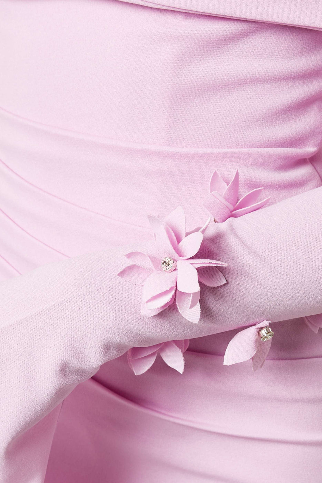 فستان مكشوف الكتفين بأكمام مزينة بالزهور – بلوسوم