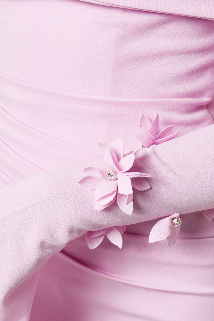 فستان مكشوف الكتفين بأكمام مزينة بالزهور – بلوسوم