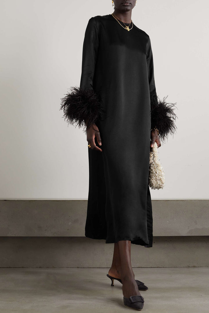 فستان ساتان متوسط ​​الطول مع أكمام من الريش – نوير بلوم