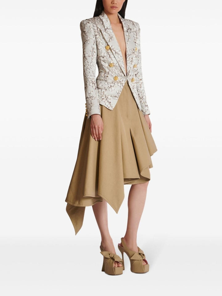 بليزر ساتان مزهر بأزرار ذهبية – سيرافينا