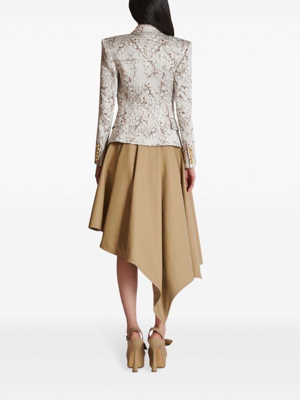 بليزر ساتان مزهر بأزرار ذهبية – سيرافينا