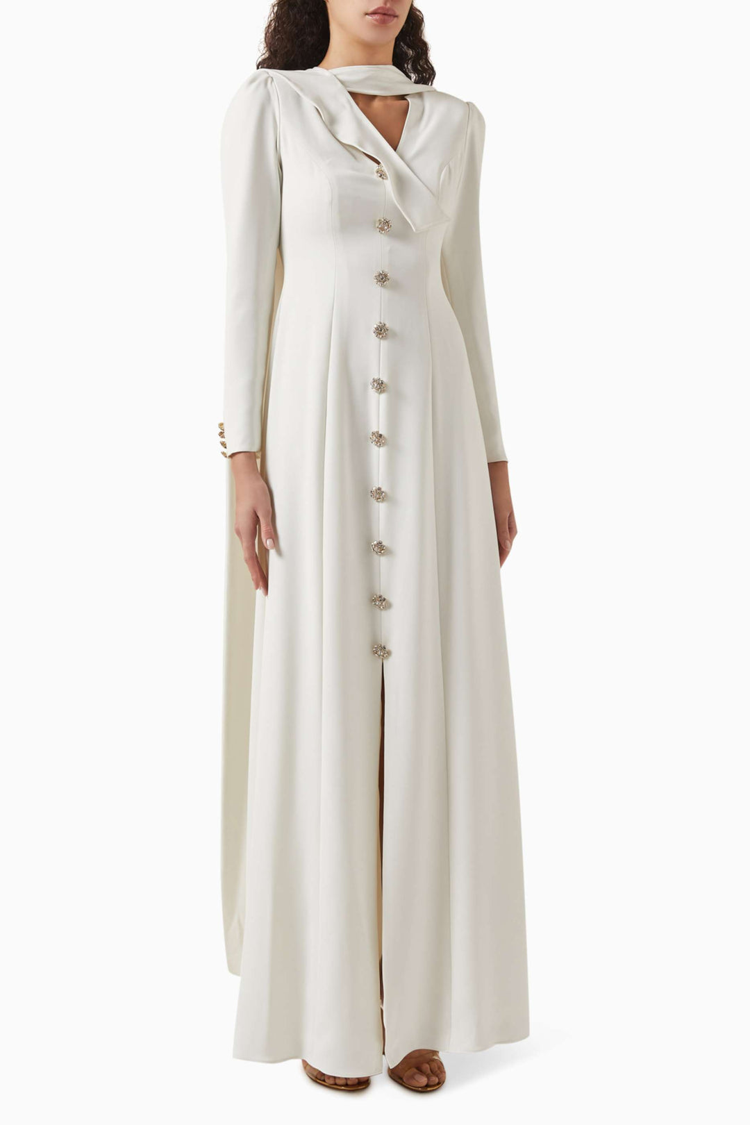 فستان بفتحة رقبة منسدلة وأزرار مرصعة بالجواهر – عاجي