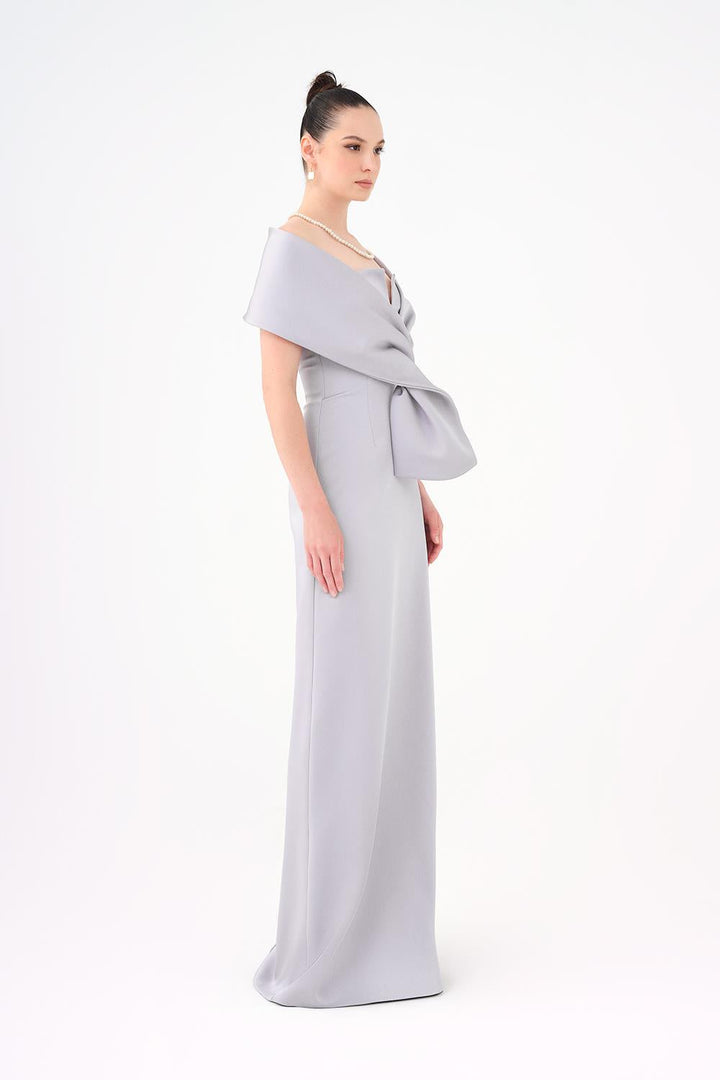 فستان عمودي مكشوف الكتفين مع صدرية مطوية منحوتة – أوريليا