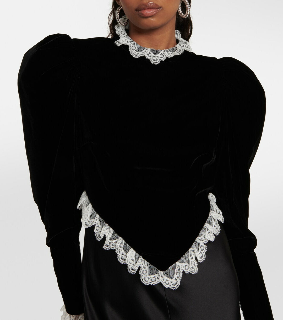 فستان من المخمل والساتان مع حواف من الدانتيل – نوير