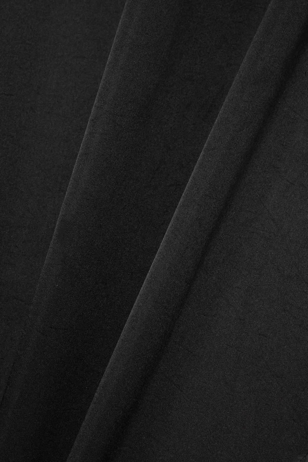 فستان ساتان متوسط ​​الطول مع أكمام من الريش – نوير بلوم