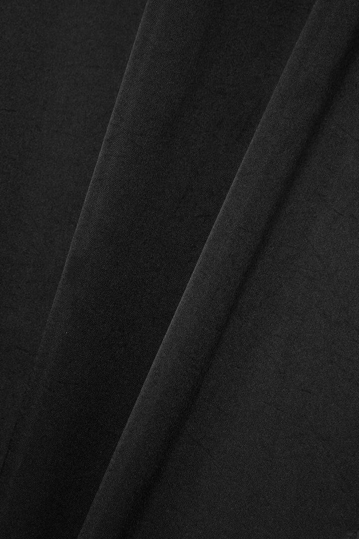 فستان ساتان متوسط ​​الطول مع أكمام من الريش – نوير بلوم