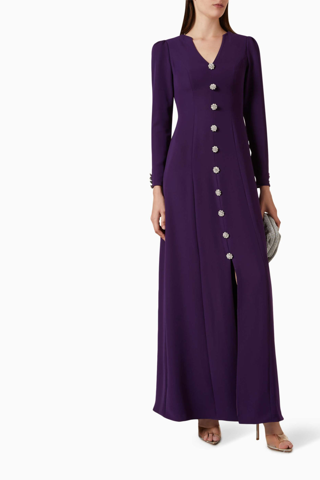 فستان بفتحة رقبة منسدلة وأزرار مرصعة بالجواهر – عاجي