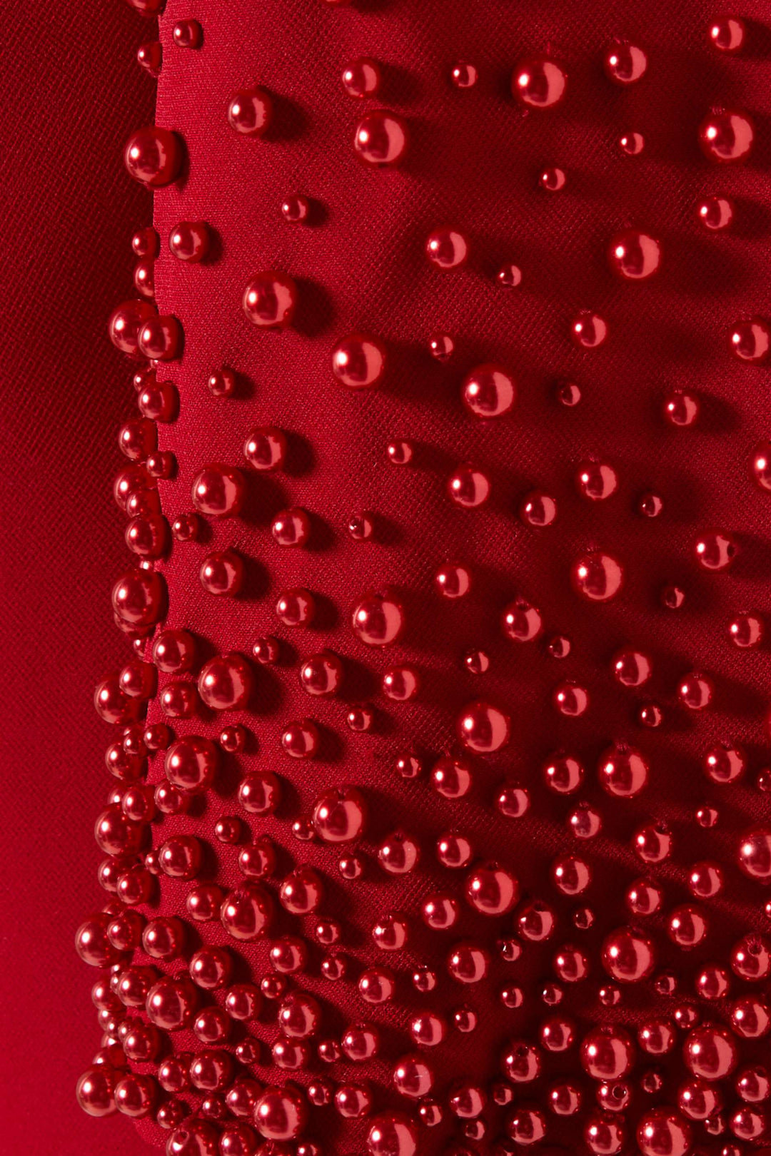 فستان عمودي بأكمام من الخرز وفتحة رقبة عالية – سكارليتا