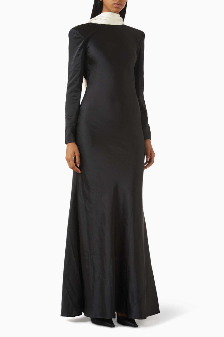 فستان ساتان عمودي بفتحة رقبة متباينة – نوار