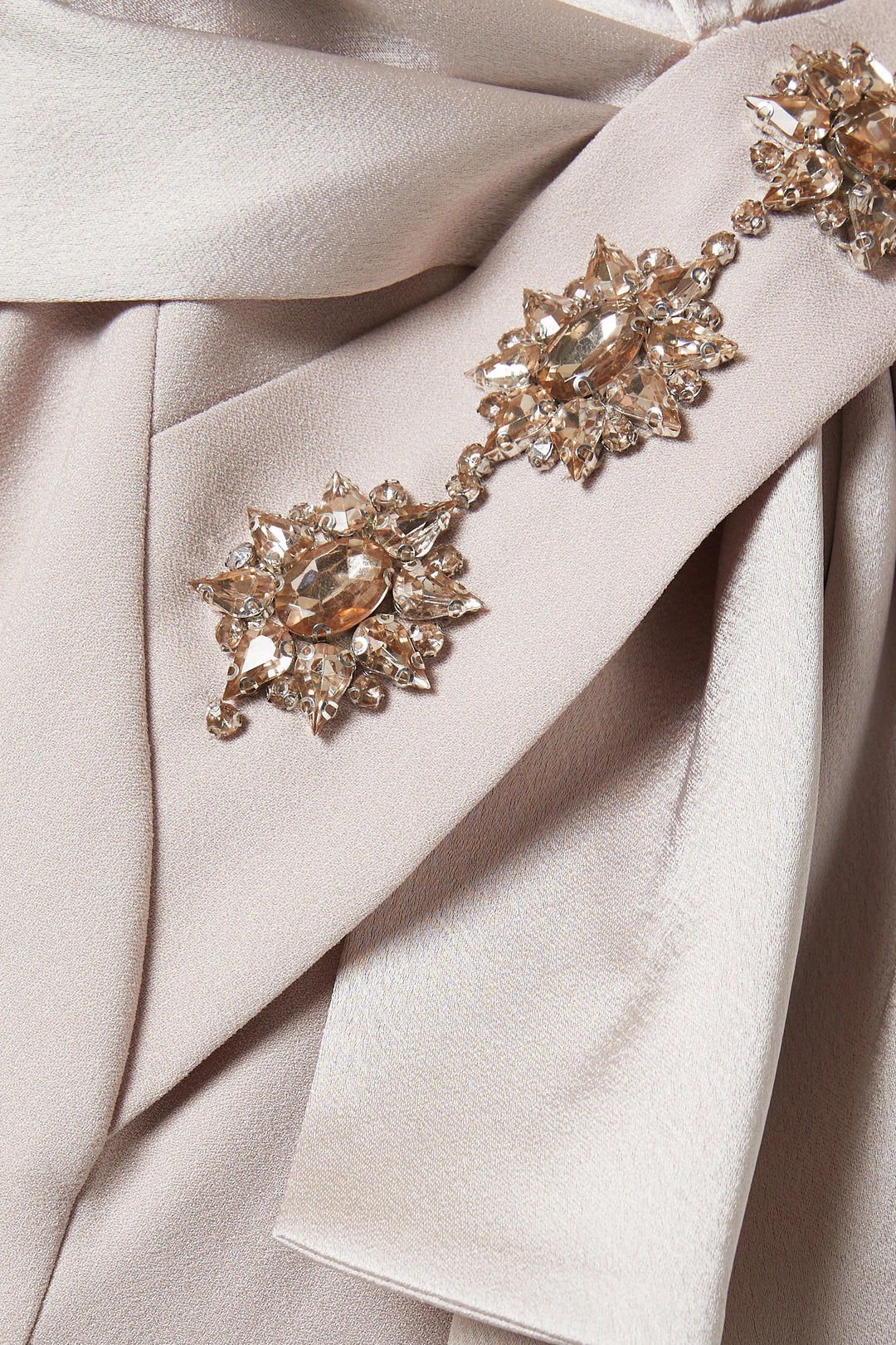 فستان بأكمام طويلة وتفاصيل فيونكة على الكتف – فيفيان