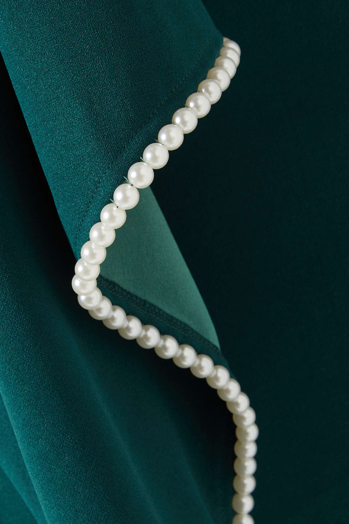 فستان بأكمام طويلة وأساور واسعة مزينة باللؤلؤ – أوفيليا