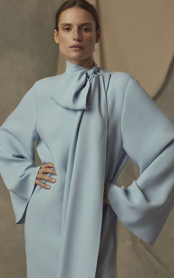 فستان منسدل بفتحة رقبة على شكل فيونكة وشق جانبي – ريزيين